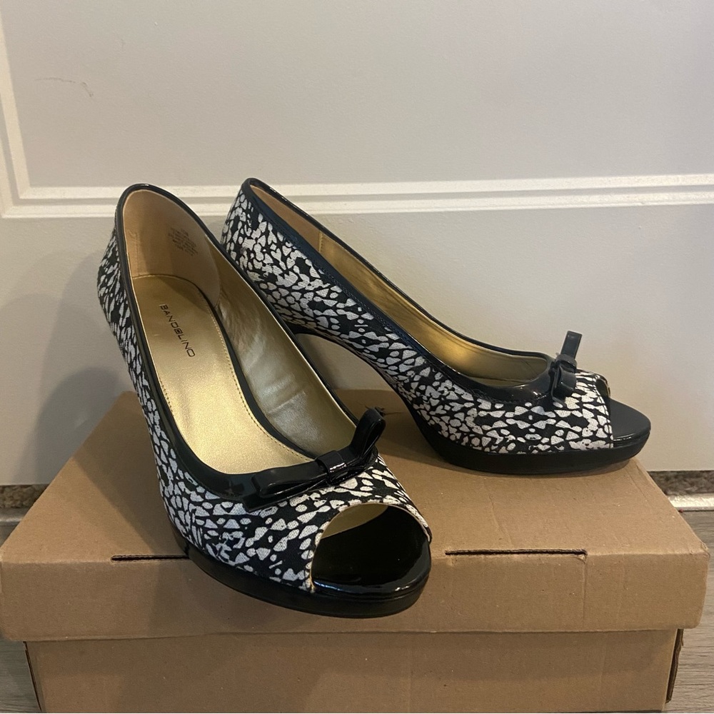 Women’s Bandolino peep toe pump